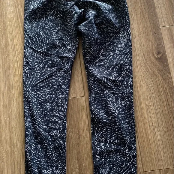 Athleta Girl Lot Of 2 Leggings Capri Tie Dye And Speckled Full Length Sz L EUC - Picture 6 of 6